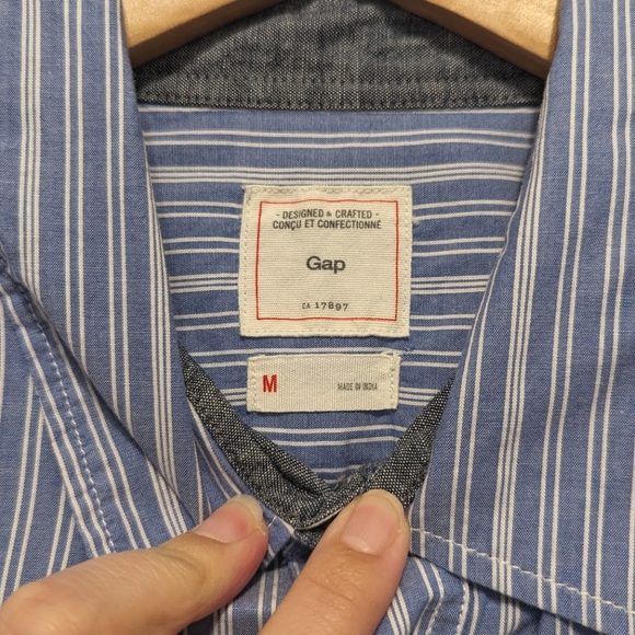EUC Gap blue pinstripe button down shirt - Picture 3 of 8
